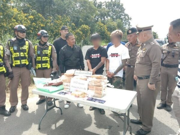 กาฬสินธุ์ตร.เมืองกาฬสินธุ์ตั้งจุดตรวจกวดขันวินัยจราจร รวบนักบินส่งยาเสพติด 2 แสนเม็ด