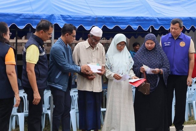 นราธิวาส – ศอ.บต. มอบเงินช่วยเหลือเยียวยา ให้ 2 ครอบครัว จากเหตุลอบวางระเบิด หน้าร้านน้ำชา อ.ยี่งอ จ.นราธิวาส