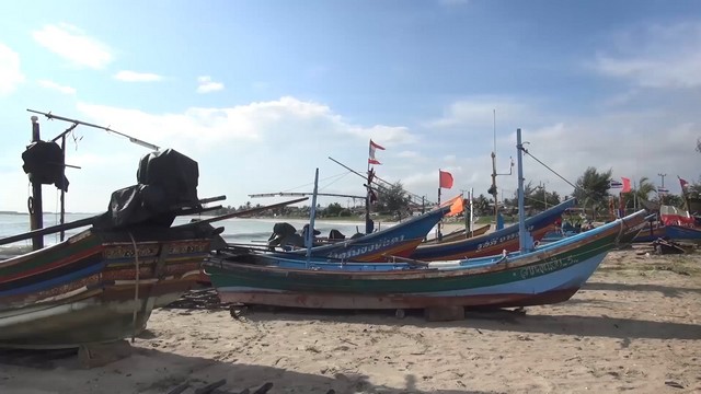 สงขลา-อุตุใต้เตือนลมแปรปรวน ชาวประมงพื้นบ้านนำเรือกลับเข้าฝั่ง หลังคลื่นลมกลางทะเลเริ่มมีกำลังแรง แม้ชายฝั่งคลื่นลมยังปรกติ