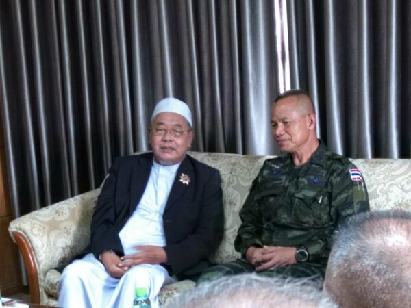 นราธิวาส-”แม่ทัพภาค 4 ‘ป้ายแดง’ พลโท นรธิป โพยนอก เข้านมัสการ ‘ที่ปรึกษาเจ้าคณะภาค 18’ รวมทั้งเจ้าคณะ จ.นราธิวาส ก่อนพบปะ ปธ.ซาฟีอี เจ๊ะเลาะ และ คกก.อิสลามฯ เพื่อแนะนำตัวพร้อมหารือแนวทางการขับเคลื่อนการปฏิบัติ เป้าหมายคืนความสันติสุข จชต.
