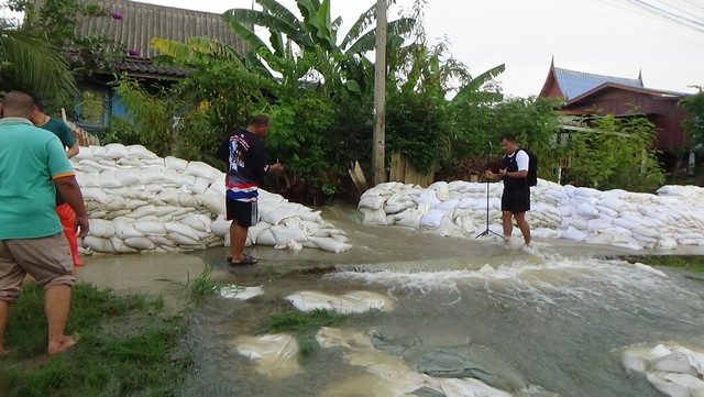 อ่างทอง-ชาวบ้านโพงเพงหวั่นเร่งขนของหาเรือ หลังกระสอบทรายกั้นน้ำพังรอบ 4 นายอำเภอพร้อมทหารประชาชนอุดจนอยู่