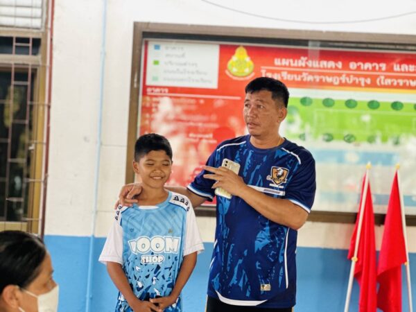 ทีมบัวสุวรรณ FCเปิดตัวโค้ชวางแผนนโยบายสานต่อกิจกรรมให้เด็กเล่นกีฬาห่างจากโทรศัพท์มือถือเป็นคนดีของ