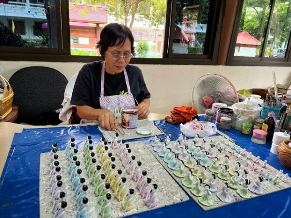 อ่างทอง “หลังจากนี้ก็จะยังคงทำตุ๊กตาชาววังต่อไป เพื่อสืบสานพระราชปณิธานของพระบรมราชินีนาถ พระบรมราชชนนีพันปีหลวง”