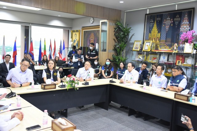 สบส. ร่วมทีมเลขานุการ รมว. และปลัด สธ.ลงตรวจคลินิก ย่านภาษีเจริญ