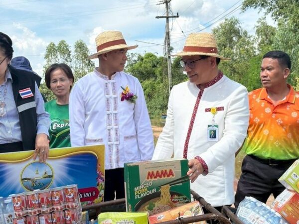 ขอนแก่น-ผอ.สพป. ขอนแก่น เขต4 ลุยน้ำมอบของให้กำลังใจผู้ปกครองนักเรียนประสบภัยน้ำท่วม