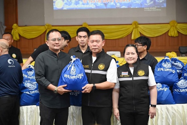 นครปฐม-นายก อบจ. นครปฐมมอบถุงยังชีพให้แก่ประชาชนที่ประสบเหตุอุทกภัยน้ำท่วมในเขตนครชัยศรี