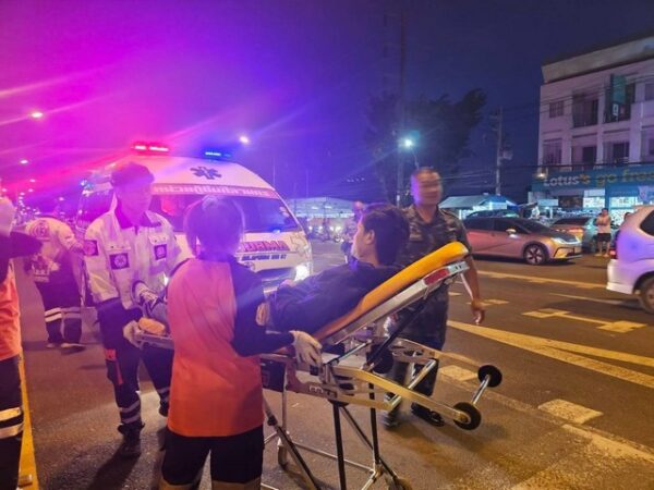 ร้อยเอ็ด…“ทหารของประชาชน จ.ส.อ.มทบ.27 เข้าช่วยเหลือผู้บาดเจ็บจากอุบัติเหตุด้วยจิตอาสา