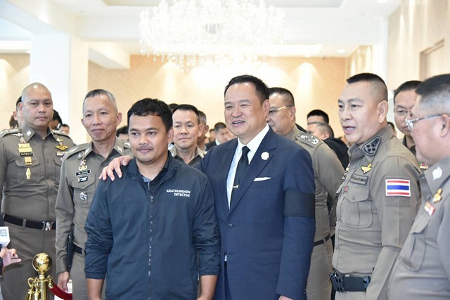 นายกรัฐมนตรี และ ผบ.ตร. ชื่นชมตำรวจฮีโร่ “จ่าเปิ้ล” พุ่งชาร์จจับกุมทันควันโจรชิงทอง 3 ล้านบาท ยกย่องกล้าหาญ มีจิตวิญญาณผู้พิทักษ์สันติราษฎร์