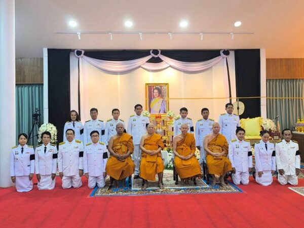 นครนายก – จังหวัดนครนายก ร่วมกับวัดอุดมธานี พระอารามหลวง จัดพิธีบำเพ็ญกุศลในวาระครบ 15 วัน (ปัณรสมวาร) เพื่ออุทิศถวายเป็นพระราชกุศล สมเด็จพระนางเจ้าสิริกิติ์ พระบรมราชินีนาถ พระบรมราชชนนีพันปีหลวง