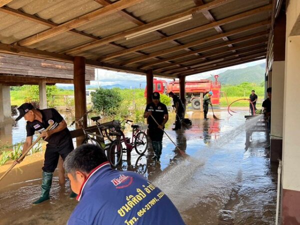 ลำปาง-กอ.รมน.จังหวัดลำปาง ลงพื้นที่ช่วยเหลือผู้ประสบอุทกภัยในอำเภอเถิน