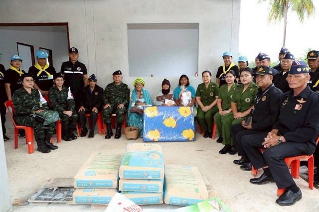 (สุรินทร์) มทบ.25 ลงพื้นที่ติดตามการสร้างบ้านและมอบถุงยังชีพพร้อมทั้งมอบผ้าห่มกันหนาวแก่ประชาชน