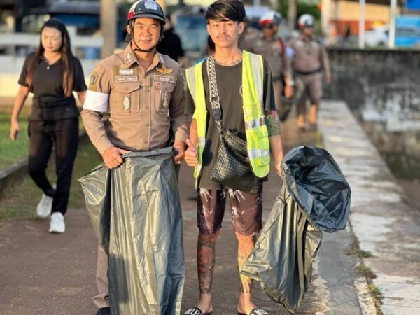 กระบี่-ชื่นชม! ตำรวจจราจรกระบี่ ออกตรวจเช้านี้ พบเทศบาลกำลังเก็บขยะกระทง ลอยเต็มทะเลหน้าเขื่อน ตำรวจคว้าถุงดำช่วยเก็บ